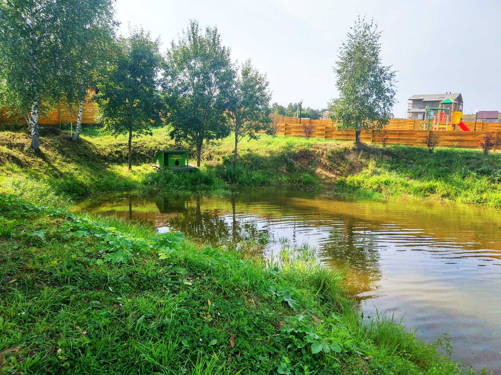 пруд и детская площадка, парк в коттеджном поселке в Дмитровском районе